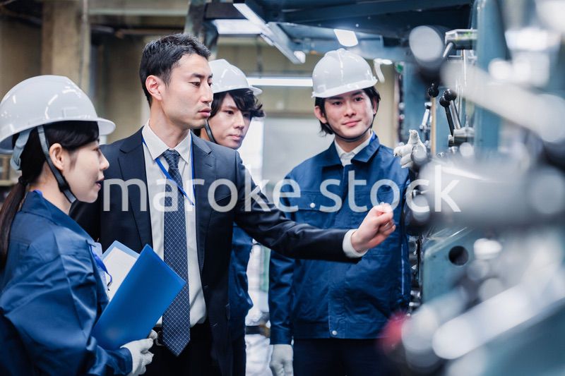 工場の効率化を指示する経営陣