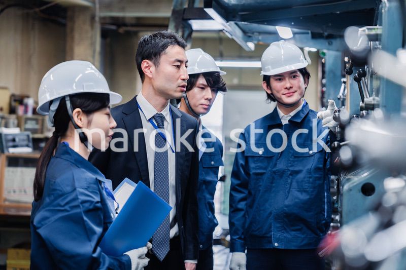 工場の効率化を指示する経営陣