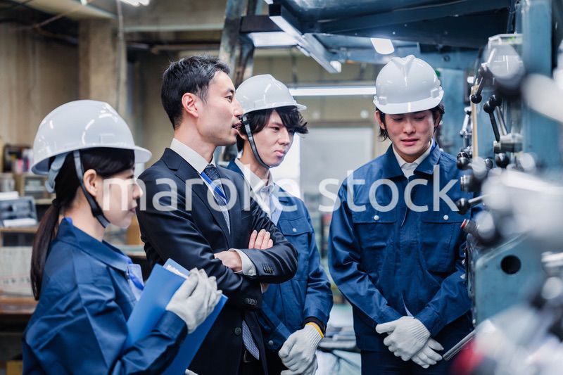 工場の効率化を指示する経営陣