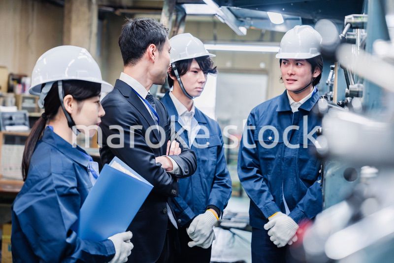 工場の効率化を指示する経営陣