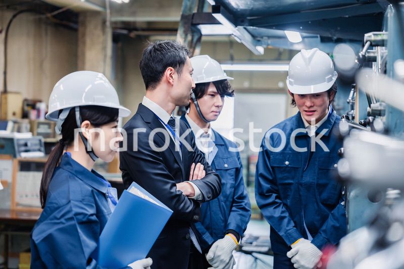 工場の効率化を指示する経営陣