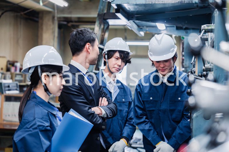 工場の効率化を指示する経営陣