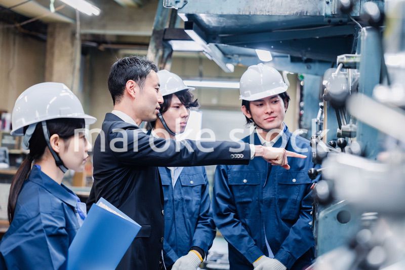工場の効率化を指示する経営陣