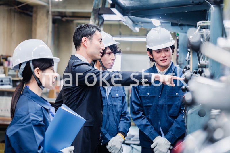 工場の効率化を指示する経営陣