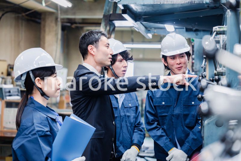 工場の効率化を指示する経営陣