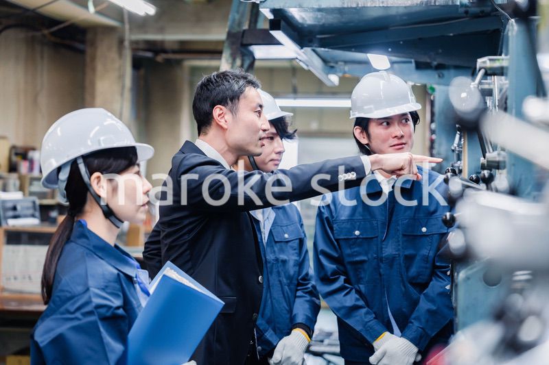 工場の効率化を指示する経営陣