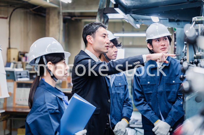 工場の効率化を指示する経営陣