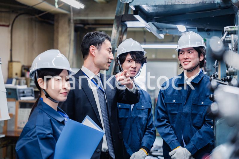 工場の効率化を指示する経営陣