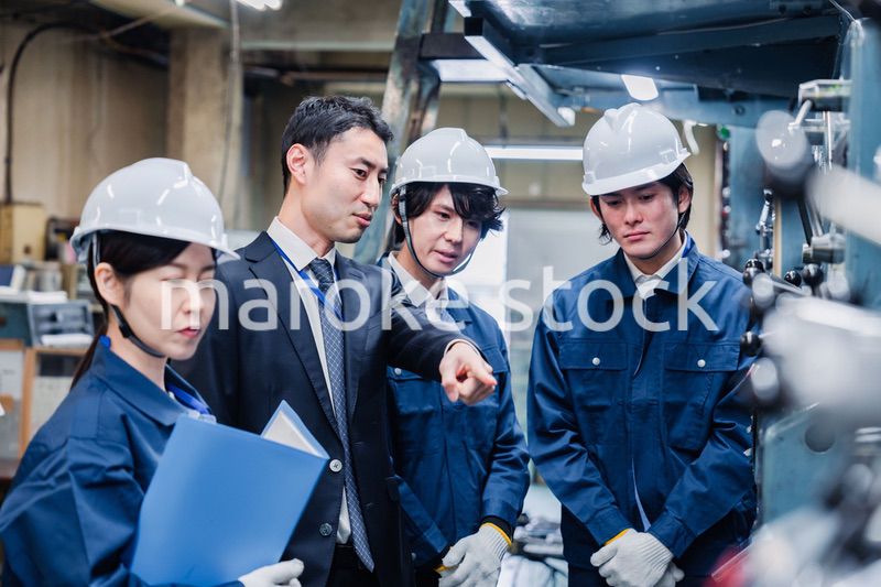 工場の効率化を指示する経営陣