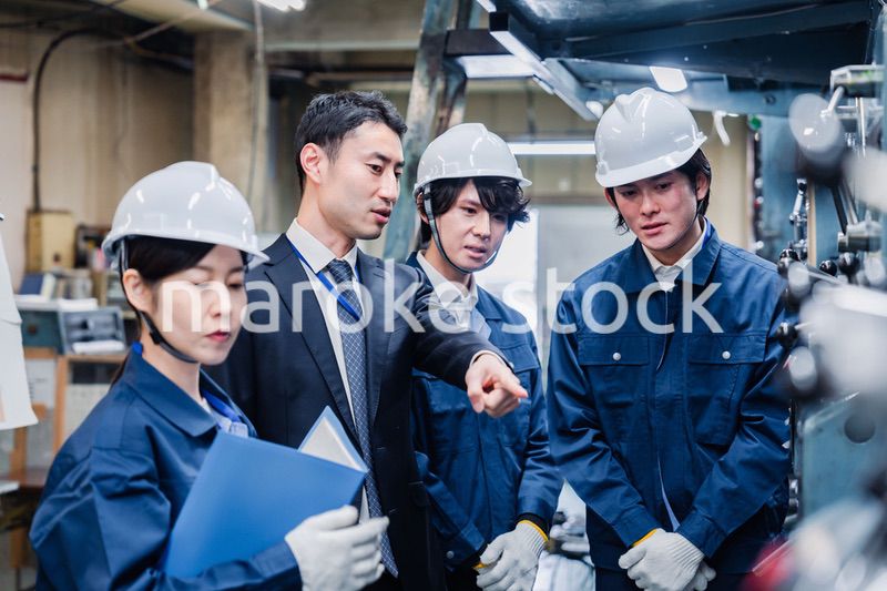 工場の効率化を指示する経営陣