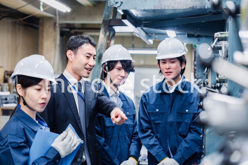 工場の効率化を指示する経営陣