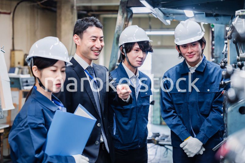 工場の効率化を指示する経営陣