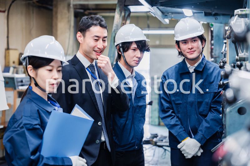 工場の効率化を指示する経営陣