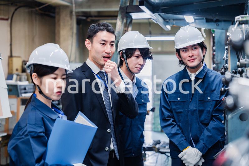 工場の効率化を指示する経営陣