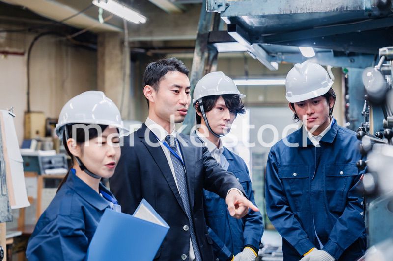 工場の効率化を指示する経営陣