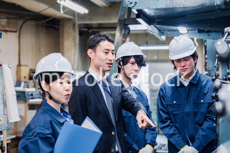 工場の効率化を指示する経営陣