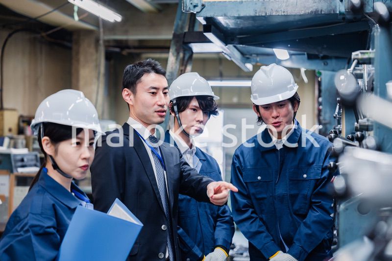 工場の効率化を指示する経営陣
