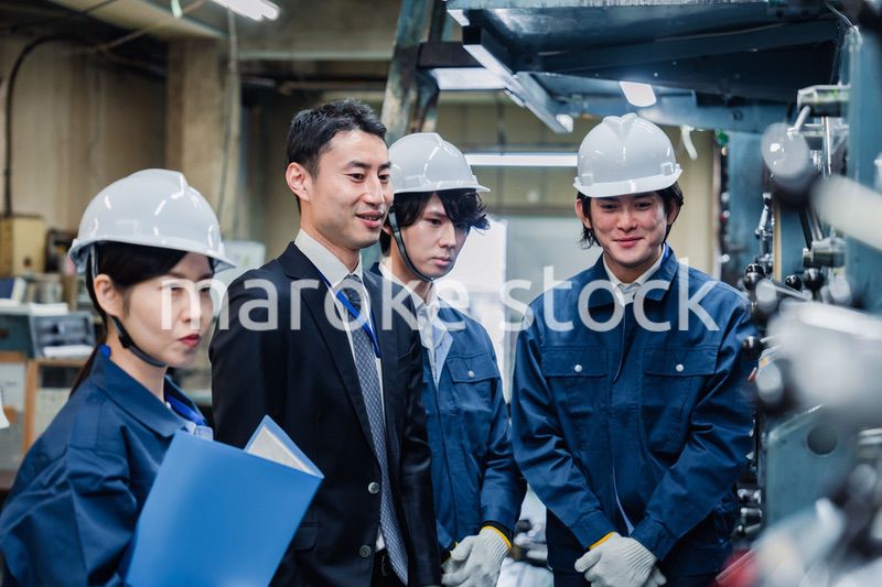 工場を視察するビジネスマン