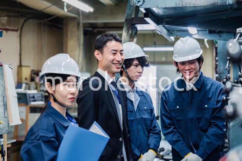 工場を視察するビジネスマン