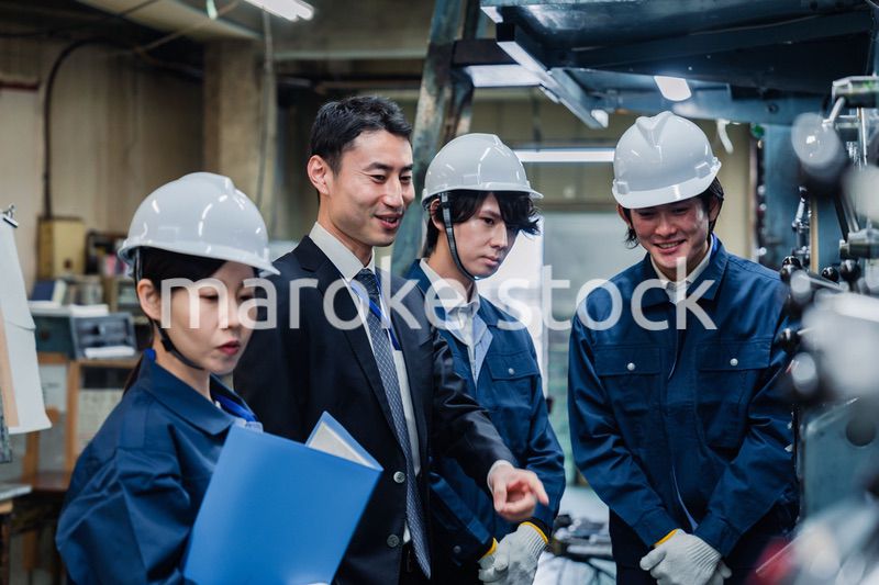 工場を視察するビジネスマン