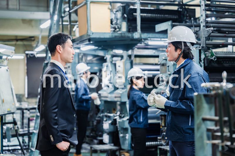 工場を視察するビジネスマン
