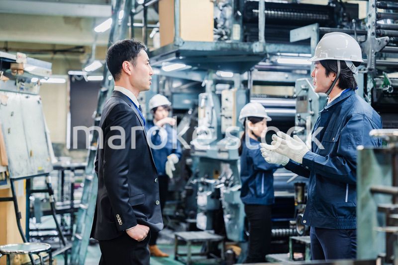 工場を視察するビジネスマン