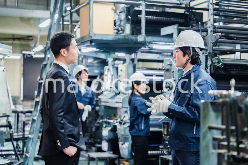 工場を視察するビジネスマン