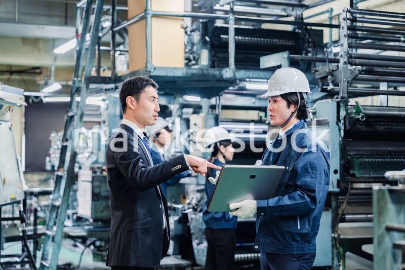 工場を視察するビジネスマン