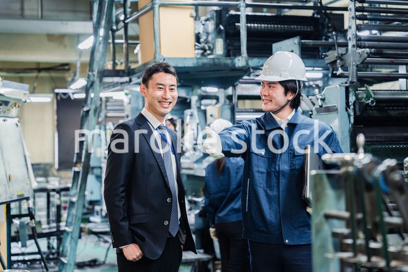 工場を視察するビジネスマン