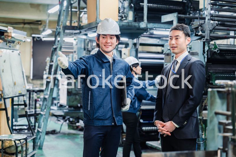 工場を視察するビジネスマン