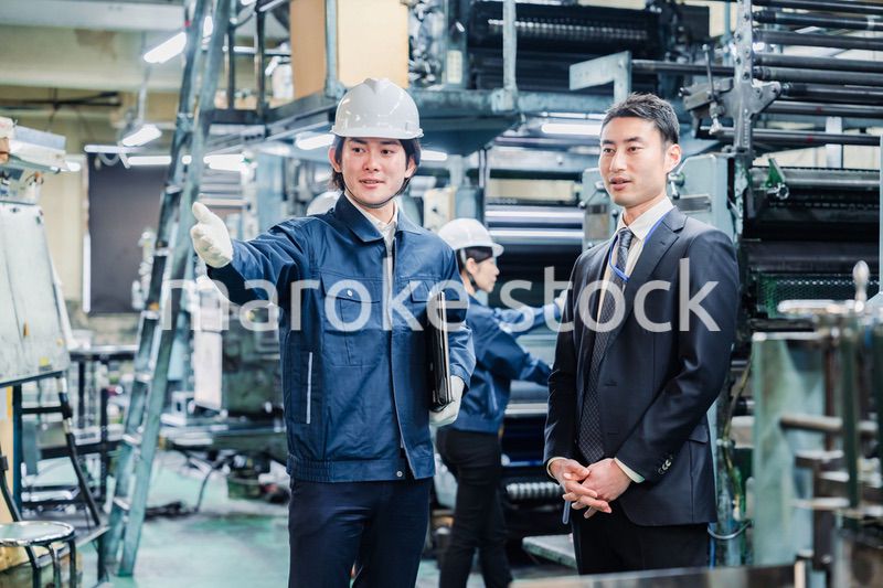 工場を視察するビジネスマン