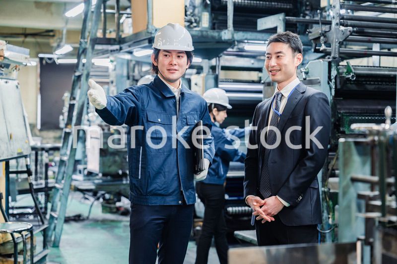 工場を視察するビジネスマン