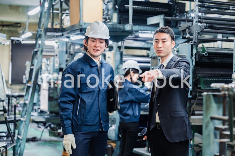 工場を視察するビジネスマン