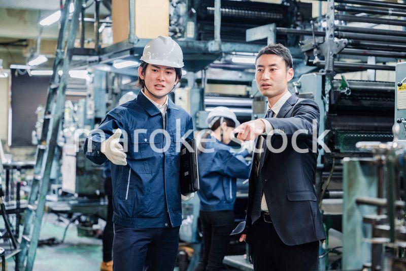 工場を視察するビジネスマン