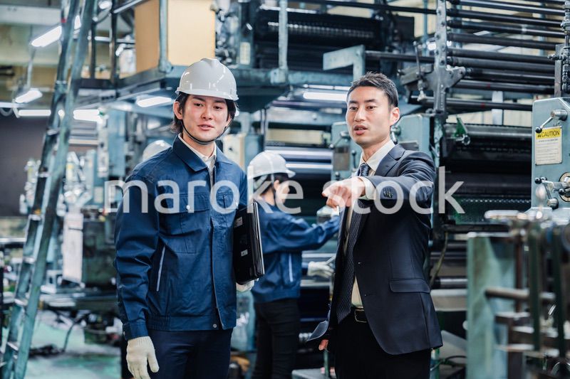 工場を視察するビジネスマン