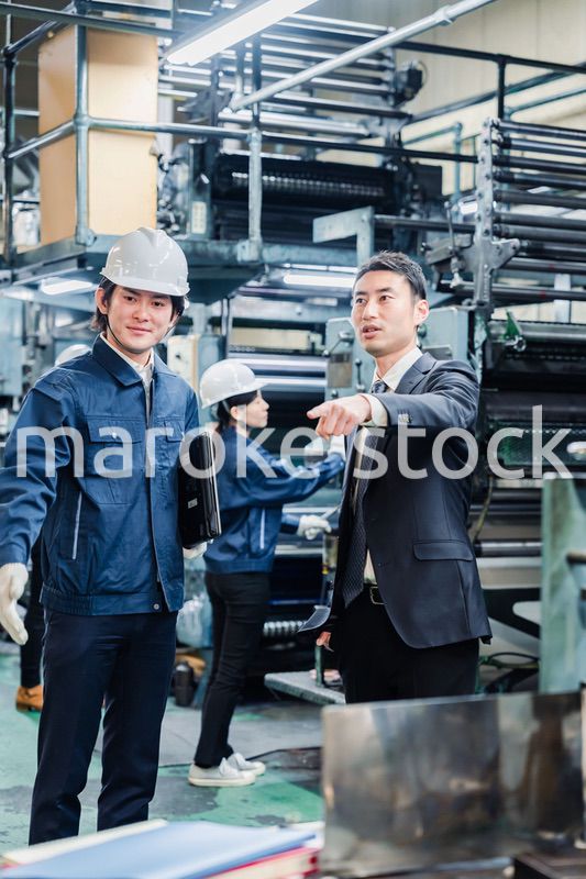 工場を視察するビジネスマン