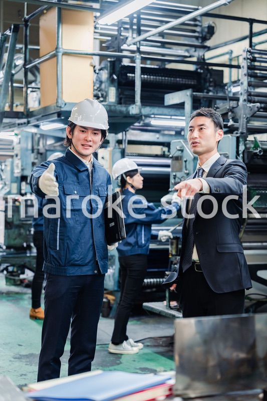工場を視察するビジネスマン