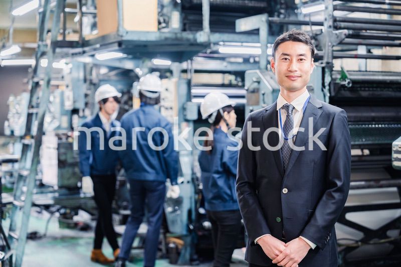工場を訪問した営業の男性