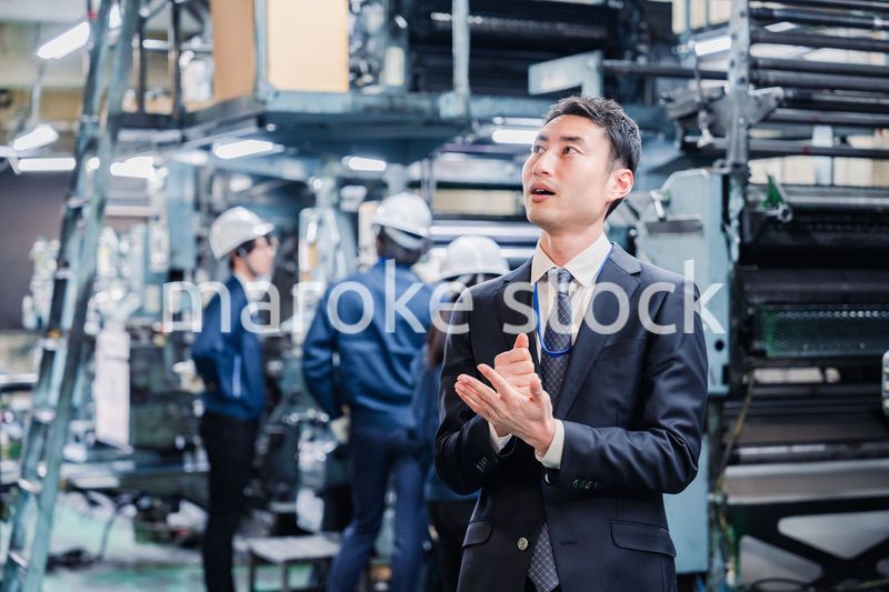 工場でひらめくビジネスマン