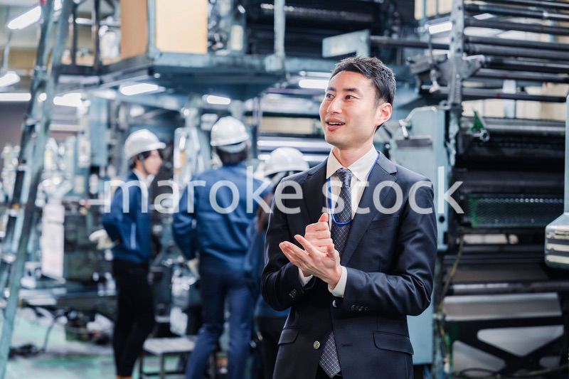 工場でひらめくビジネスマン