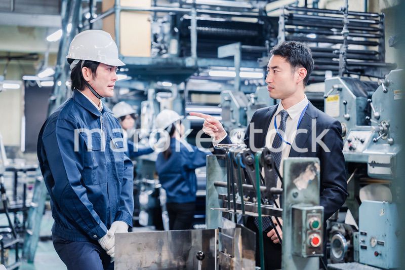 工場の作業員に注意をする経営者