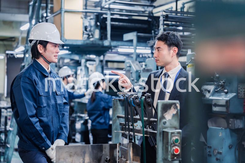 工場の作業員に注意をする経営者