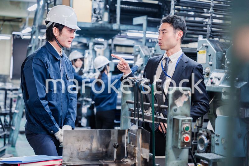 工場の作業員に注意をする経営者
