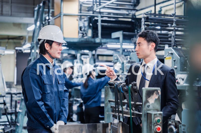 工場の作業員に注意をする経営者