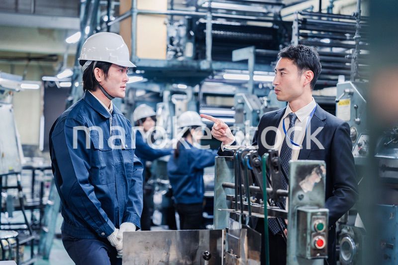 工場の作業員に注意をする経営者