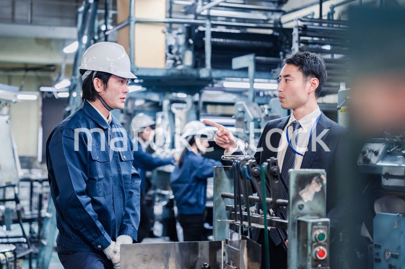 工場の作業員に注意をする経営者
