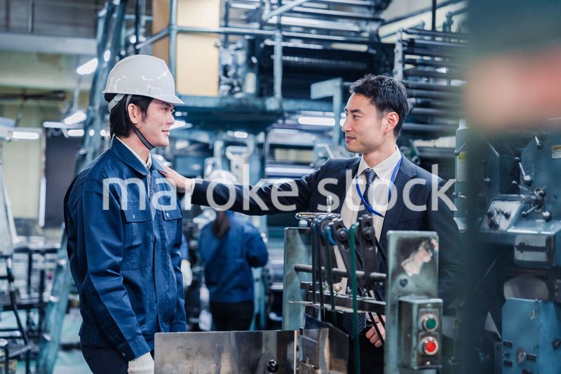 現場スタッフの肩を叩くオーナー