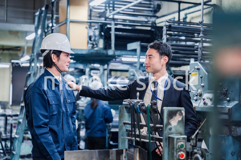 現場スタッフの肩を叩くオーナー