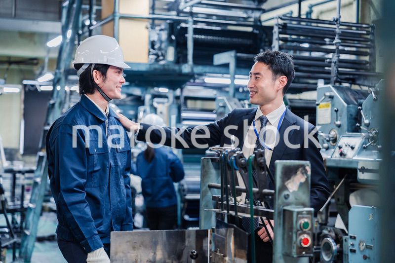 現場スタッフの肩を叩くオーナー