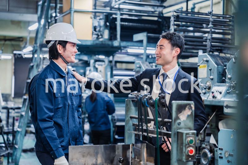 現場スタッフの肩を叩くオーナー